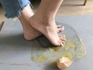 [Welfare COS] An Qiao Qiao Er (Nia Qiao Qiao) No.015 Dirty Feet Step on Eggs