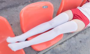 [Wind Field] NO.112 Het meisje in wit zijden gympak op het sportveld