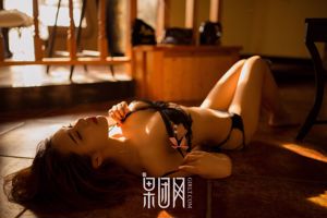 „Blond dziewczyna odważnie odsłania swoje piersi, piękne plecy, talię i biodra” [Fruituan Girlt] Xiong Chuan Jixin nr 004