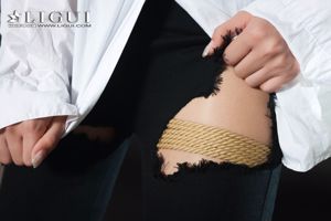 Model kaki Xiao Xiao "Celana Ketat Denim + Kemeja Putih + Bundel Kecantikan" [丽 柜 Ligui] Kecantikan Internet