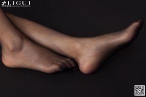 [丽 柜 LiGui] Modelo Ling Ling "Estudio de rodaje de seda negra con pies de tacón alto" Hermosas piernas y foto de pie de jade