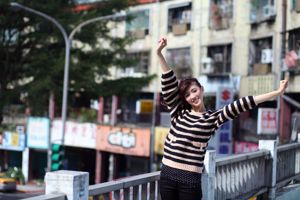 Taïwan modèle Kila Jingjing / Jin Yunqiao "4 ensembles de photos de la série de tir de rue"