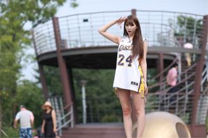 El "traje de baloncesto" de la dulce niña Li Enhui al aire libre